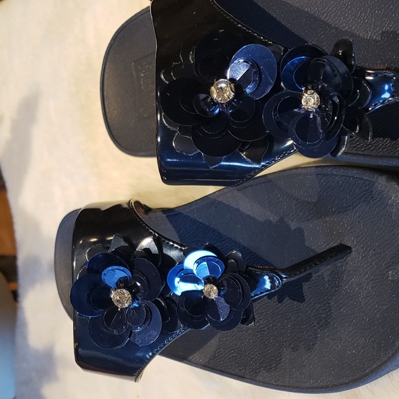 FitFlop Lulu navy blue  Flower Petals Patent Toe-Thong Comfort Sandals Woman’s 9 - Picture 3 of 9